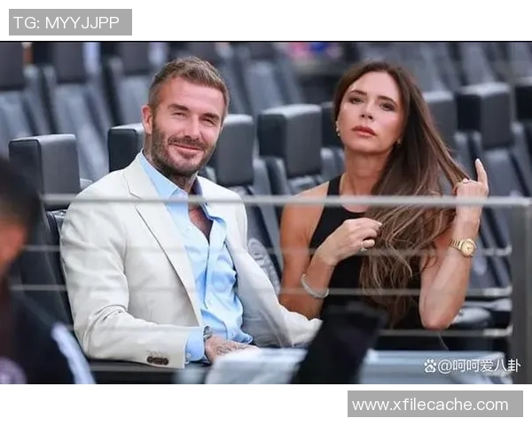 足球明星甜蜜合照高清展现运动与爱情的完美结合